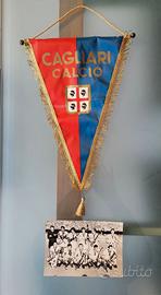 Foto Cagliari Calcio con autografi e gagliardetto