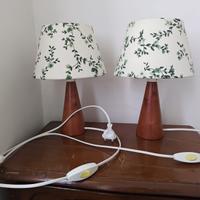 due graziosi abatjour da comodino