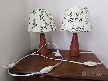 due graziosi abatjour da comodino