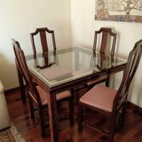 Tavolo quadrato con base in cristallo.