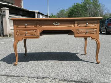 Scrivania restaurata in legno