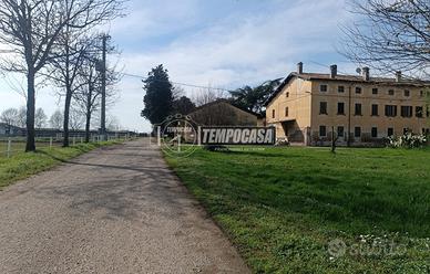 CASCINA IMMERSA NEL VERDE IDEALE PER NUOVE UNITA'