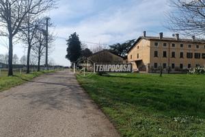 CASCINA IMMERSA NEL VERDE IDEALE PER NUOVE UNITA'