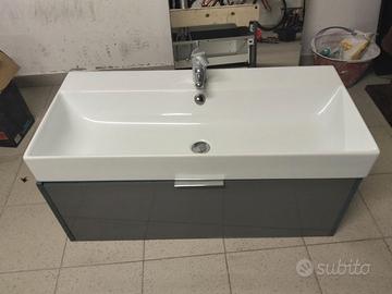 Mobiletto con lavandino e specchio