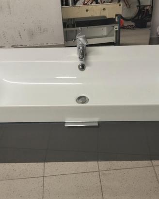Mobiletto con lavandino e specchio
