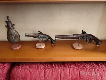 Pistole decorative e fiaschetta