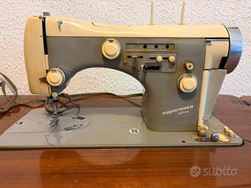 Macchina da cucire vintage Necchi