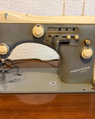 Macchina da cucire vintage Necchi