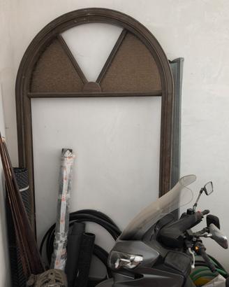 Portone in legno pieno di castagno.