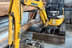 Escavatore Komatsu PC 16R-3 con martellone