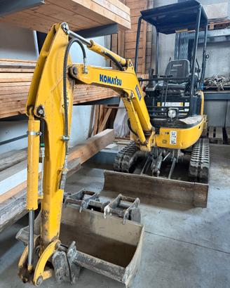 Escavatore Komatsu PC 16R-3 con martellone