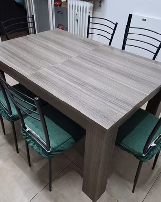 Tavolo in legno allungabile con 6 sedie in ferro