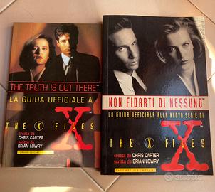 Due volumi della guida ufficiale a The X Files