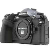 Olympus OM-D E-M1 Mark II + flash dedicato FL-LM3