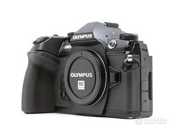 Olympus OM-D E-M1 Mark II + flash dedicato FL-LM3