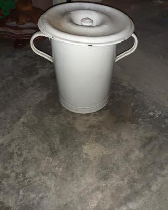 Vaso smaltato con coperchio