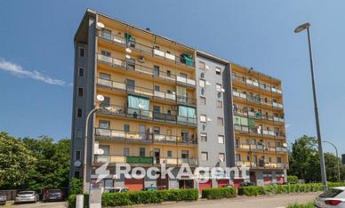 LOCALE COMMERCIALE 2 VETRINE FRONTE STRADA