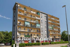 LOCALE COMMERCIALE 2 VETRINE FRONTE STRADA