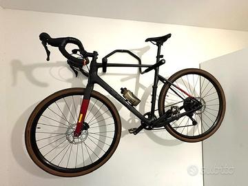 bici gravel CUBE in carbonio