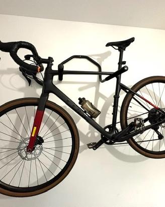 bici gravel CUBE in carbonio