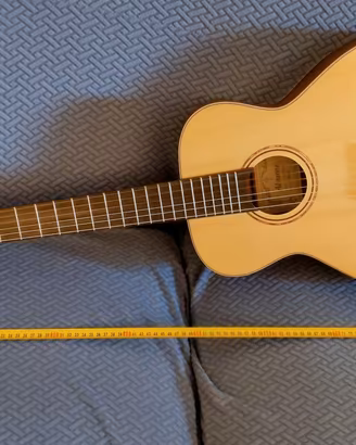 Chitarra classica con manico stretto come acustica
