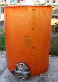 Cisterna in vetroresina per liquidi alimentari