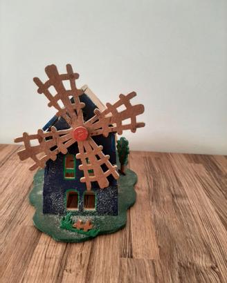 Mulino realizzato con la tecnica del traforo
