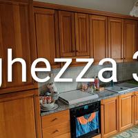 cucina letto e lampadari e due sedie