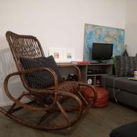 Sedia a dondolo in bambù e rattan