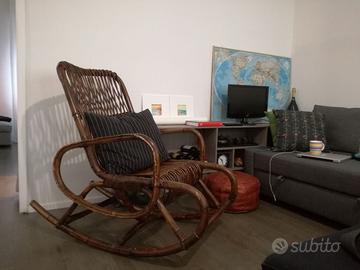 Sedia a dondolo in bambù e rattan