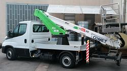 Piattaforma aerea telescopica con piedi in sagoma 