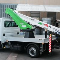 Piattaforma aerea telescopica con piedi in sagoma 