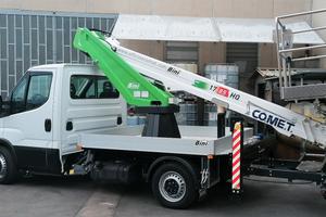 Piattaforma aerea telescopica con piedi in sagoma 