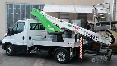 Piattaforma aerea telescopica con piedi in sagoma 