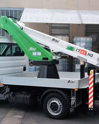Piattaforma aerea telescopica con piedi in sagoma 