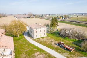 CASA INDIPENDENTE DA RISTRUTTURARE CON GIARDINO