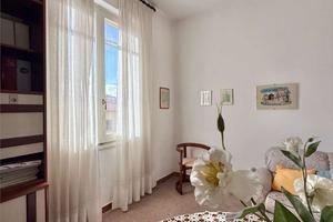 Ampio appartamento al secondo e ultimo piano in Vi