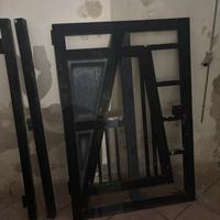 Cancello in ferro con serratura e telaio