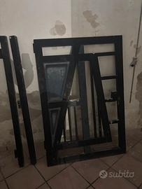 Cancello in ferro con serratura e telaio