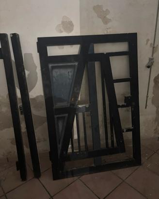 Cancello in ferro con serratura e telaio