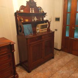 Credenza con alzata piattaia