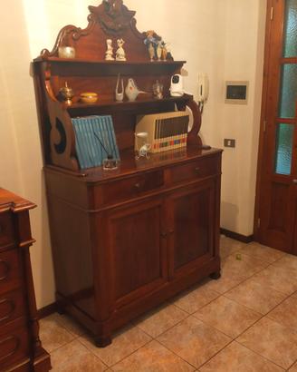 Credenza con alzata piattaia