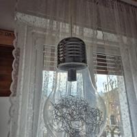 lampadario a forma di lampada gigante 