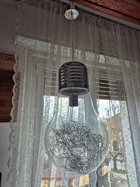 lampadario a forma di lampada gigante 