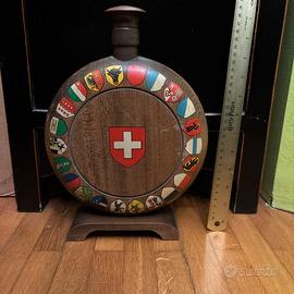 Bottiglia legno liquore bandiere cantoni svizzera