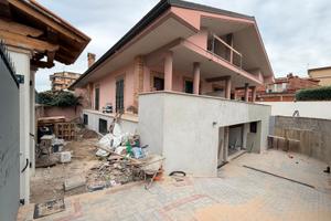 Borghesiana: porzione di villa bifamiliare