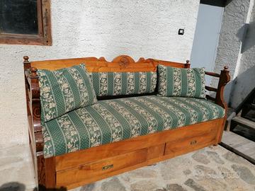 Divano d'epoca ristrutturato con sedie coordinate