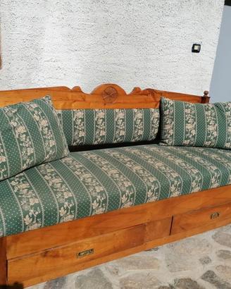 Divano d'epoca ristrutturato con sedie coordinate