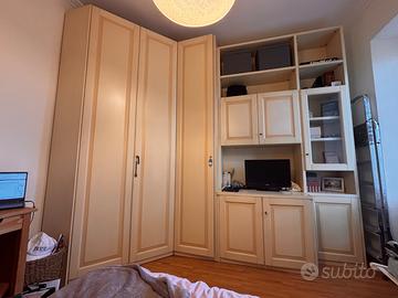 Grande armadio in legno