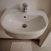 piccolo lavandino con rubinetto